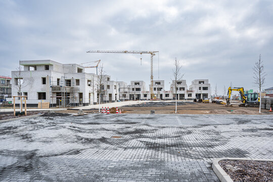 Baustelle mit Kran und Haus