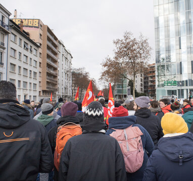 cort&egrave;ge de manifestants lors de gr&egrave;ves en France contre une loi du gouvernement sur la retraite