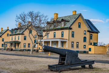 Fototapeta na wymiar Officers Quarters and Rodman Gun, Fort Hancock, New Jersey USA, Fort Hancock, New Jersey