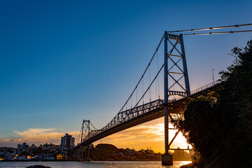 pôr-do-sol e a ponte florianopolis brasil