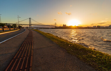p&ocirc;r do sol piso t&aacute;til e a ponte Herc&iacute;lio Luz Florian&oacute;polis brasil acessibilidade