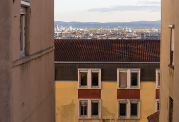 vue sur Lyon depuis une ruelle de la croix rousse