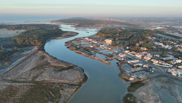 video aerienne drone du Veillon et de la Guiti&egrave;re &agrave; Talmont Saint-Hilaire en Vend&eacute;e, estuaire,payr&eacute;