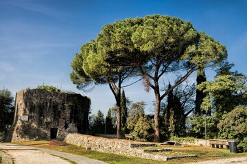 todi, italien - stadtpark mit antiker ruine
