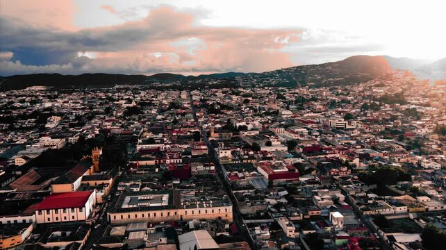 Ciudad peque&ntilde;a en un atardecer en el Estado de Chiapas.