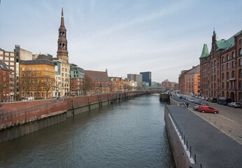 Obraz premium Zollkanal canal at Speicherstadt and Hamburg skyline with St. Catherine Church - Hamburg, Germany