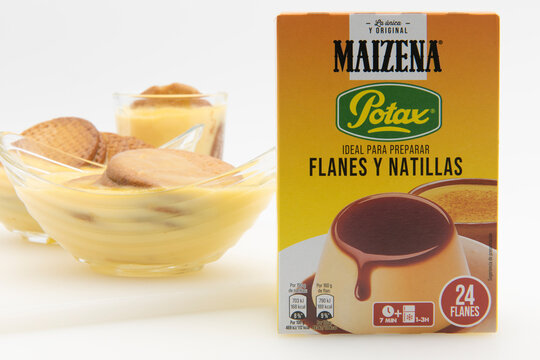 Jerez de la Frontera, Andaluc&iacute;a, Espa&ntilde;a, 11 de febrero de 2023. Maizena Potax, preparado para flanes y natillas junto con el postre elaborado con galletas.