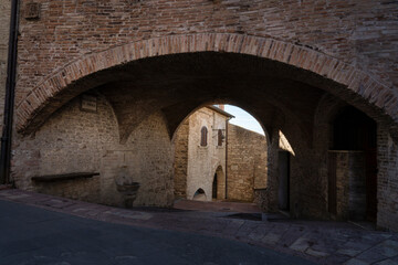 Fototapeta na wymiar vicolo sant'andrea with arches in the city of assisi