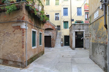 Fototapeta na wymiar Cute little courtyard between old buildings in Venice, Italy