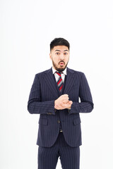 発見・ひらめきのポーズをするスーツ姿の男性