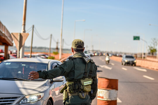Gendarme controlando el transito