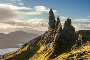 Die berühmte Landmarke Old man of storr auf der Isle of Skye, Schottland bei Sonne im...