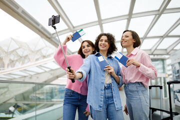 Obraz premium Portrait Of Three Happy Women Taking Photo Together At Airport