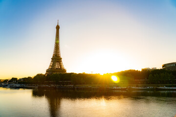 Fototapeta na wymiar The Eiffel tower at night. Best Destinations in Europe. Paris, France.