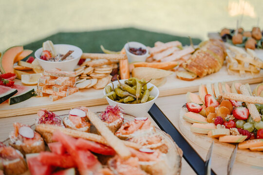 Plancha estivale grazing table &eacute;v&eacute;nement mariage foodtruck au pays basque avec piments tapas