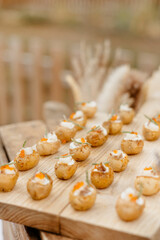 Planches dégustation foodtruck de luxe en extérieur avec pommes de terres et oeufs de poisson