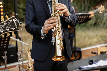 Naklejka premium Groupe de musique jouant des instruments cuivre saxophone 