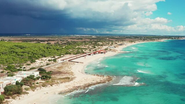 Spiaggia prima del temporale vista dal drone, con nuvole scure - marina di Lizzano, Taranto, Puglia, Salento, Italy