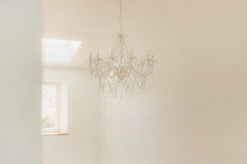 Luminaire lustre luxueux dans un intérieur blanc élégant