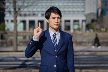 1つ　手　ジェスチャー　男性