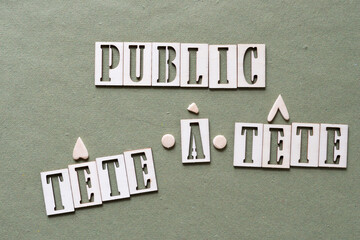 paradoxical expression: public tête-à-tête