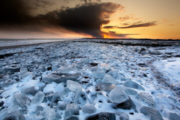 夕焼けと流れ着いた氷群（豊頃町）