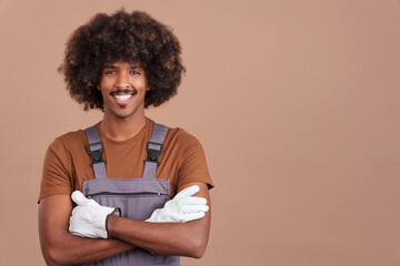Obraz premium Friendly african man carpentry worker in work uniform