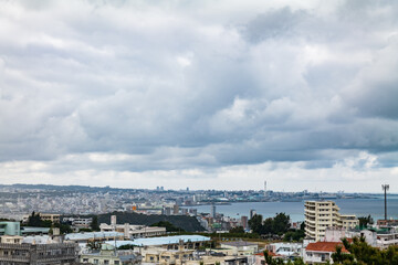 沖縄・北谷町の桃原公園展望台から見える風景