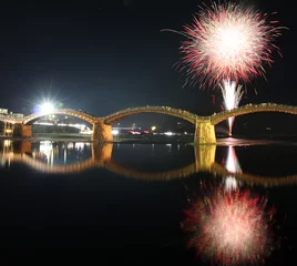 Papier Peint photo autocollant Le pont Kintai 花火と錦帯橋！岩国観光　ライトアップイベント