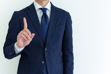 人差し指を立てる男性