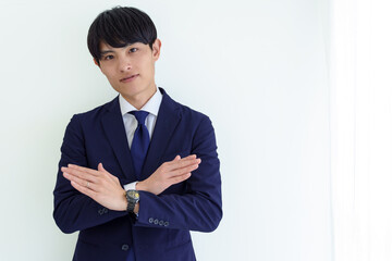 バツサインをする男性ビジネスパーソン