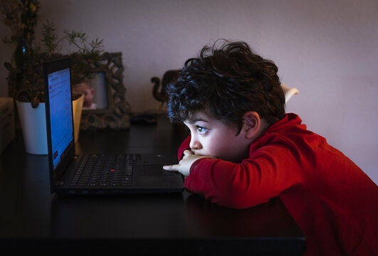A child looks at his computer during confinement due to Covid-19.