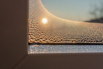Nasse Fenster im Winter im Haus 