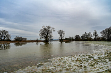 Eis auf dem Hochwasser im Landschaftsschutzgebiet Wernaue bei Ettleben im Winter, Werneck,...