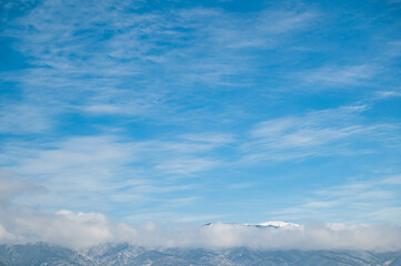 雲がかかる冠雪した鉢伏山
