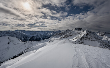 Fototapeta na wymiar Wolkenhimmel in den winterrlichen Alpen