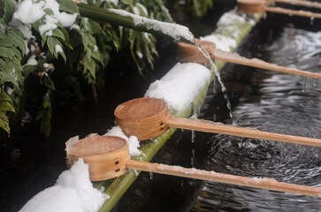 雪の積もった手水舎