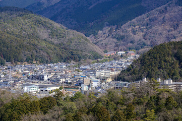 山の上から見た山のある街並み