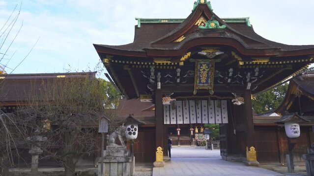 京都　北野天満宮の三光門と撫牛（なでうし）