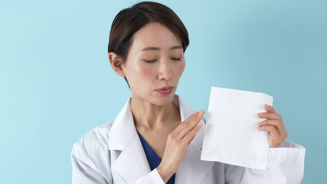 真剣な表情で処方薬を説明する日本人女性