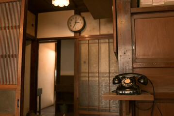 ダイヤル式の黒電話が置かれた日本の古民家　昭和レトロ　Black retro telephone in old Japanese house