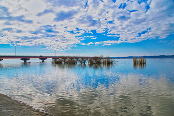 湖に反射する青空