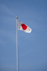 日本の旗がたなびく