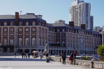 Fototapeta premium people walking in the city
