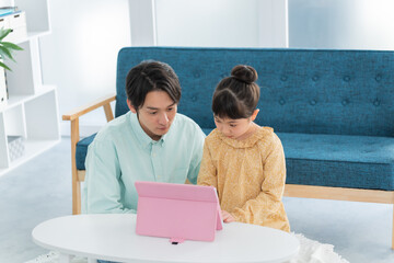 勉強を教える日本人男性