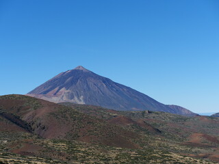 Der Pico del Teide im Parque Nacional del Teide auf Teneriffa in Spanien bei blauem Himmel und...
