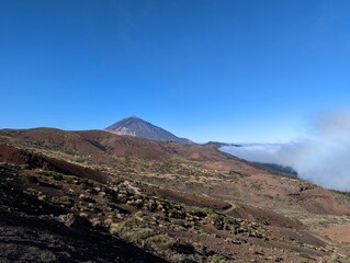 Der Pico del Teide im Parque Nacional del Teide auf Teneriffa in Spanien bei blauem Himmel und...