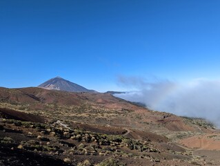 Der Pico del Teide im Parque Nacional del Teide auf Teneriffa in Spanien bei blauem Himmel und...