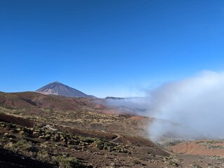 Der Pico del Teide im Parque Nacional del Teide auf Teneriffa in Spanien bei blauem Himmel und...