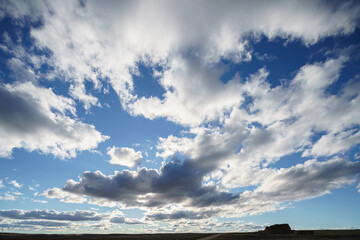 Cielos sol y nubes